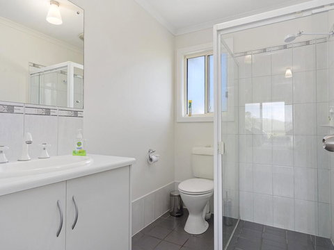 VALLEY VIEWS - 10 Valley Heights Drive - Bet 4u 0