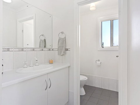 VALLEY VIEWS - 10 Valley Heights Drive - Bet 4u 1