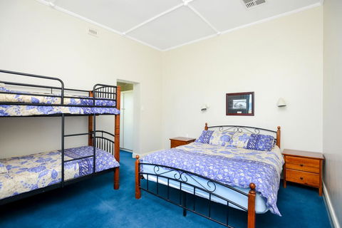 Victor Harbor Beachfront Bliss + WiFi - Click Find 2