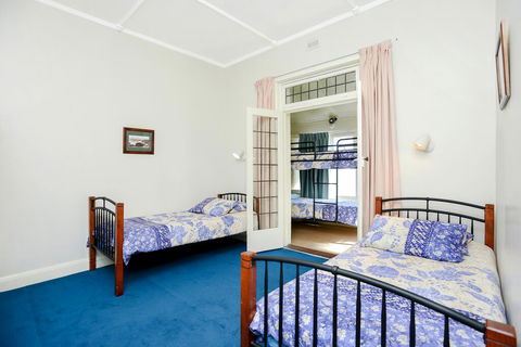 Victor Harbor Beachfront Bliss + WiFi - Click Find 3