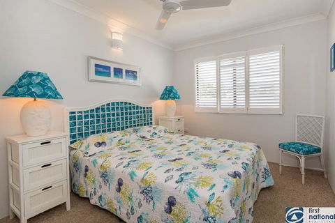 VIEWS VIEWS VIEWS! Front Top Floor Waterfront Unit - Chnook Apartments South Esp, Bongaree - Bet 4u 2
