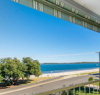 VIEWS VIEWS VIEWS Front Top Floor Waterfront Unit - Chnook Apartments South Esp Bongaree - Click Find