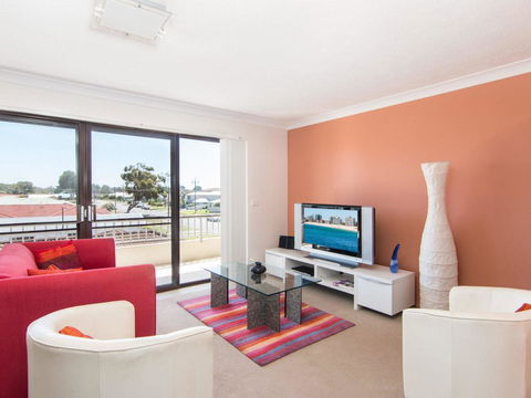 Villa Capri 3, Just A Hop, Skip And Jump To Bowling Club - Click Find 0