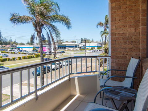 Villa Capri 3, Just A Hop, Skip And Jump To Bowling Club - Click Find 3