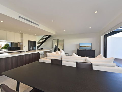 Villa Capri Waterside At Trinity Point - Click Find 3