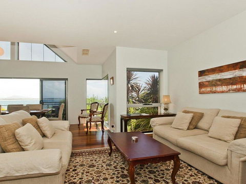 Villa Mer - Stylish Waterfront Accommodation - Click Find 1