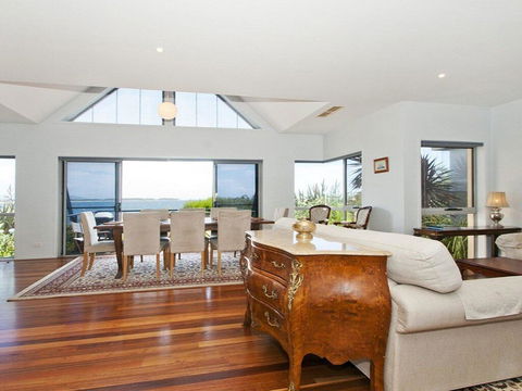 Villa Mer - Stylish Waterfront Accommodation - Click Find 3