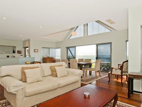 Villa Mer - Stylish Waterfront Accommodation - Click Find 0