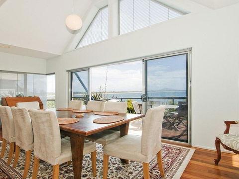 Villa Mer - Stylish Waterfront Accommodation - Click Find 2