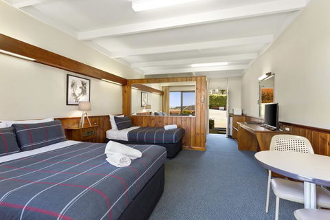 Village Family Motor Inn - Bet 4u 2