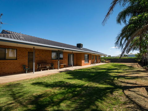 Vineyard Retreat Mildura - Click Find 2