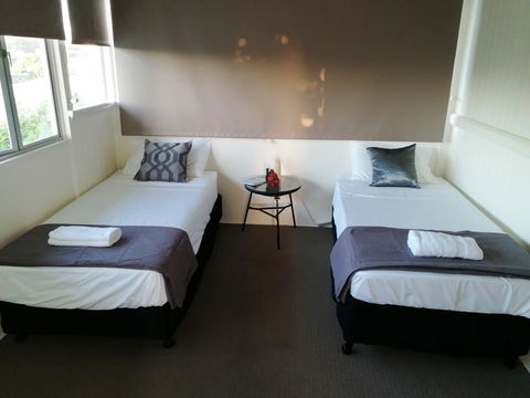 Walk To Beach Queenslander HOME In CBD Hervey Bay - Bet 4u 2