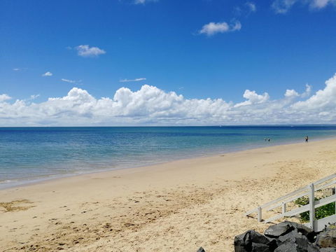 Walk To Beach Queenslander HOME In CBD Hervey Bay - Bet 4u 0