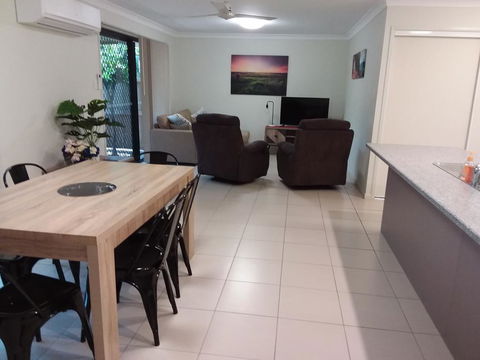 Waratah And Wattle Apartments - Lawyer Find 0