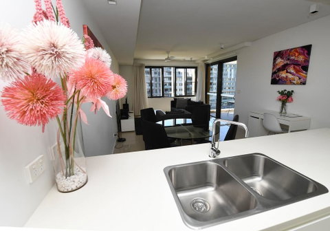 WATERFRONT DARWIN TROPICAL DELIGHT - Lawyer Find 0