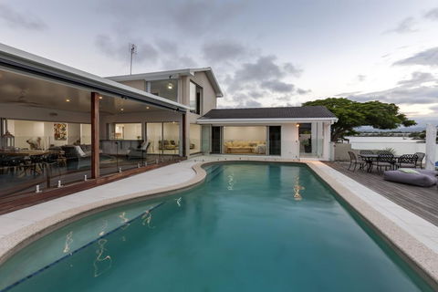 Waterfront Entertainer - Click Find 2