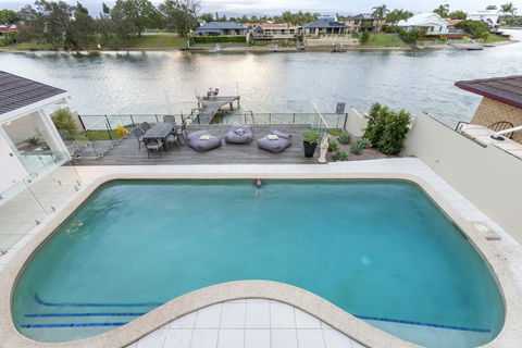 Waterfront Entertainer - Click Find 0