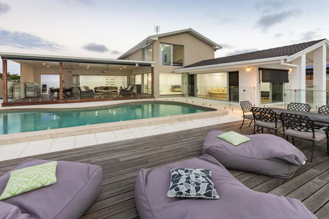 Waterfront Entertainer - Click Find 1