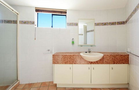 Waterfront Resort, Perfect For A Couples Getaway! - Click Find 1