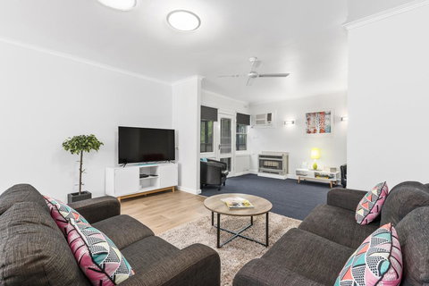 Wattle Grove Villa - Bet 4u 3