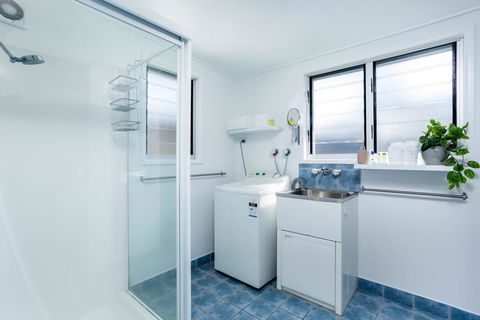 Wayfarers Beachouse - Rainbow Beach, Everything You Need, Just Metres To The Beach - Click Find 1