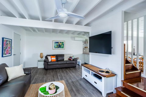 Wayfarers Beachouse - Rainbow Beach, Everything You Need, Just Metres To The Beach - Click Find 2