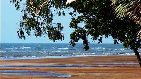 Beachfront Hotel - Click Find 3
