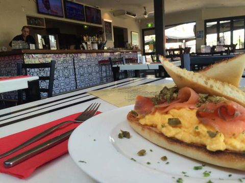 Dolly’s Bar & The Hibiscus Tavern - Click Find 2