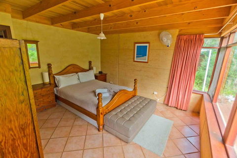 Westwood Cottage - Click Find 2
