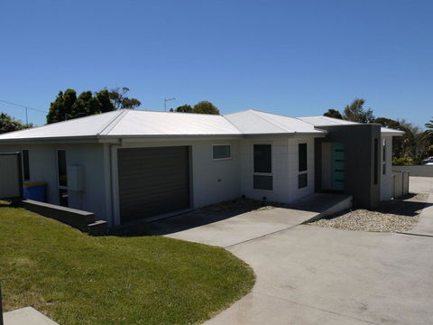 Westwood Villas - Bridport - Click Find 0