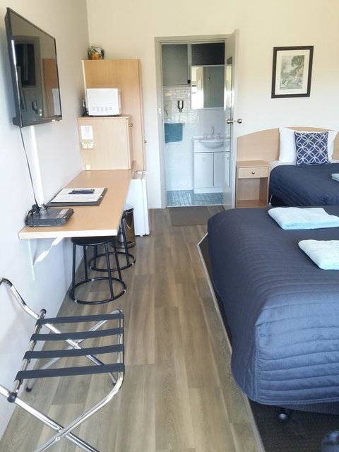 White Manor Motel - Bet 4u 1