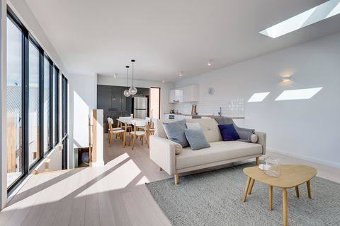 White Room Apartments - Click Find 0