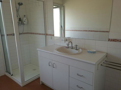 Whole Storey 2 Bedrooms+Kitchen+Living Room In Glen Waverley - Click Find 1