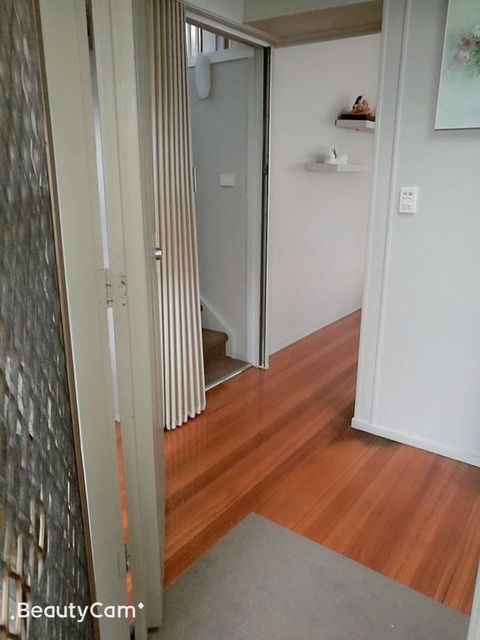 Whole Storey 2 Bedrooms+Kitchen+Living Room In Glen Waverley - Click Find 3