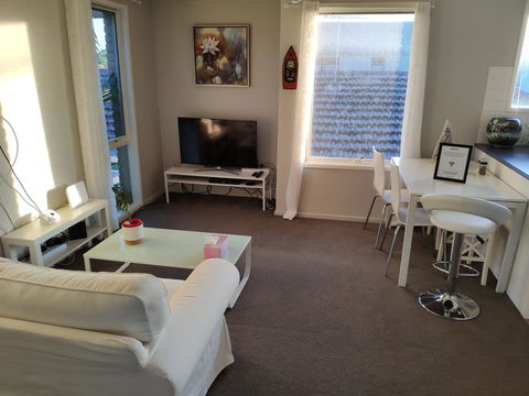 Whole Storey 2 Bedrooms+Kitchen+Living Room In Glen Waverley - Click Find 0