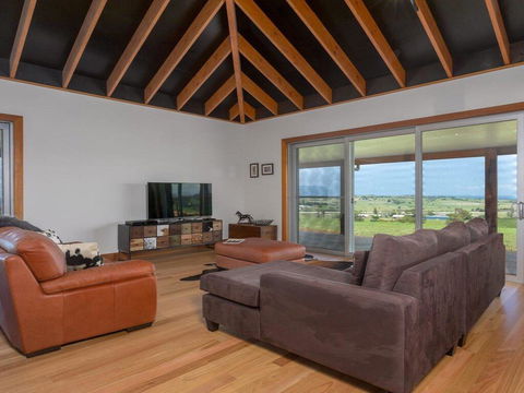 Willowview - Coastal Retreat, Stunning Views - DBD 2