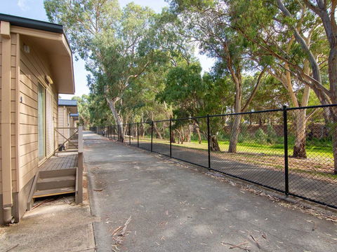 Windsor Gardens Caravan Park - Bridge Guide 2