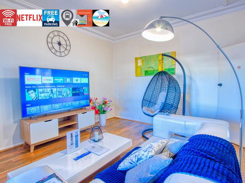 Wollongong Station Holiday House With Wi-Fi,75 Inch TV, Netflix,Parking,Beach - DBD 0