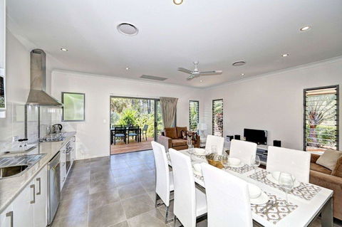 Woodgate Beach Houses - Lavinia 2