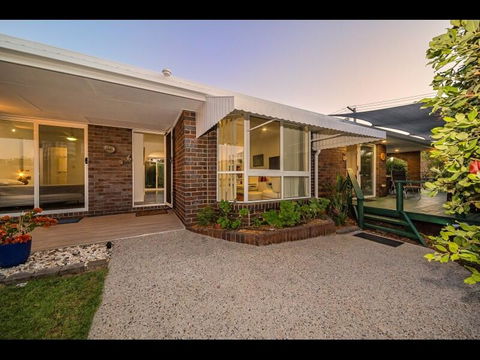 Woorim Secluded Palms Cottage - Bridge Guide 0