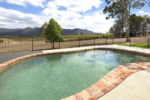 Worthington's Guest Cottage - Click Find 1