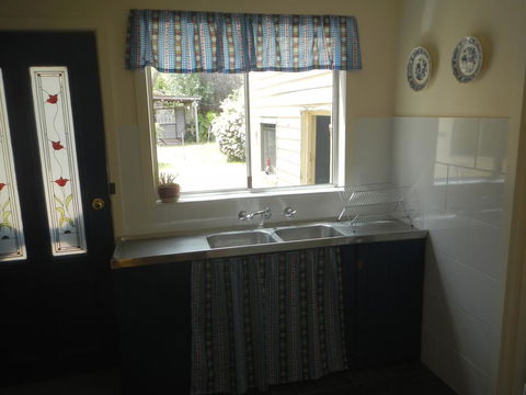 Yarram Cottage: Art And Accommodation - DBD 2