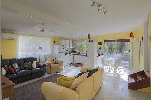 Yellow Cottage - Bush And Beach - Click Find 1