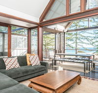 Your Luxury Escape - On The Bay - Stunning Beachfront Apartment - Click Find