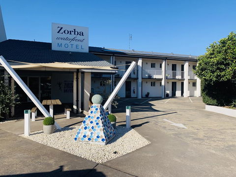 Zorba Waterfront Motel - Click Find 0