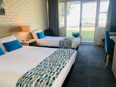 Zorba Waterfront Motel - Click Find 2