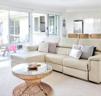 Relax at Bokarina Beach House Walk to Beach Relax by the pool - Bet 4u