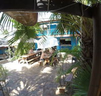 Cool Bananas Backpackers - Click Find
