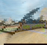 Outlook Hill Vineyard Cottages - Click Find