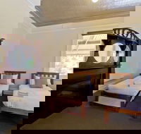 Deloraine Hotel - Click Find